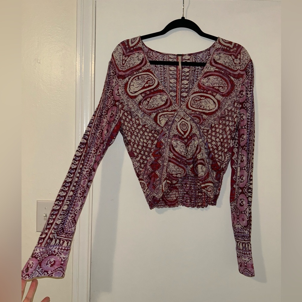 Purple, pink, & white long sleeve three people shirt. Size M, V-neck, cropped